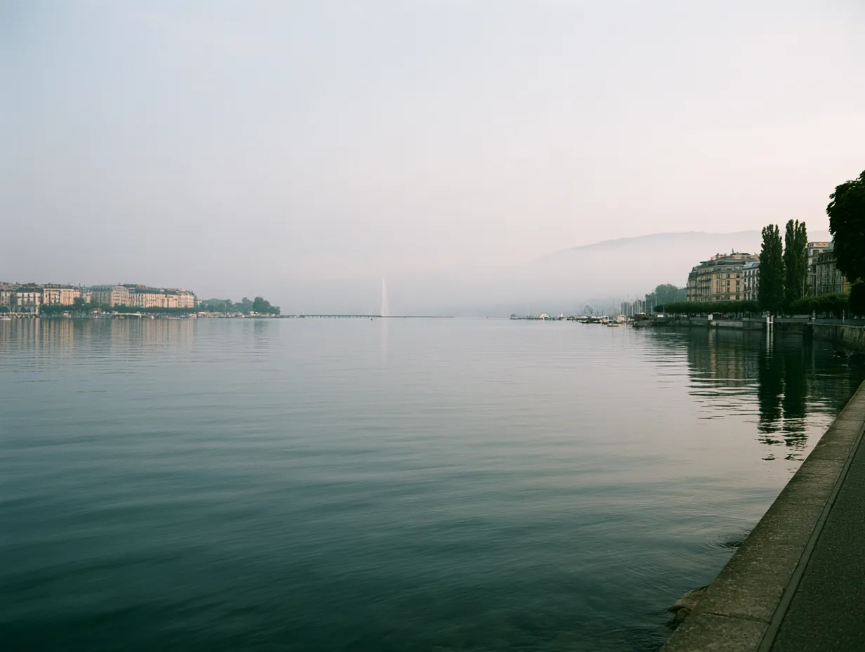 Un quai du Léman à Genève au petit matin, le jet d’eau au loin